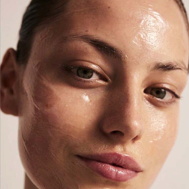 Woman Aloe Vera to Face.